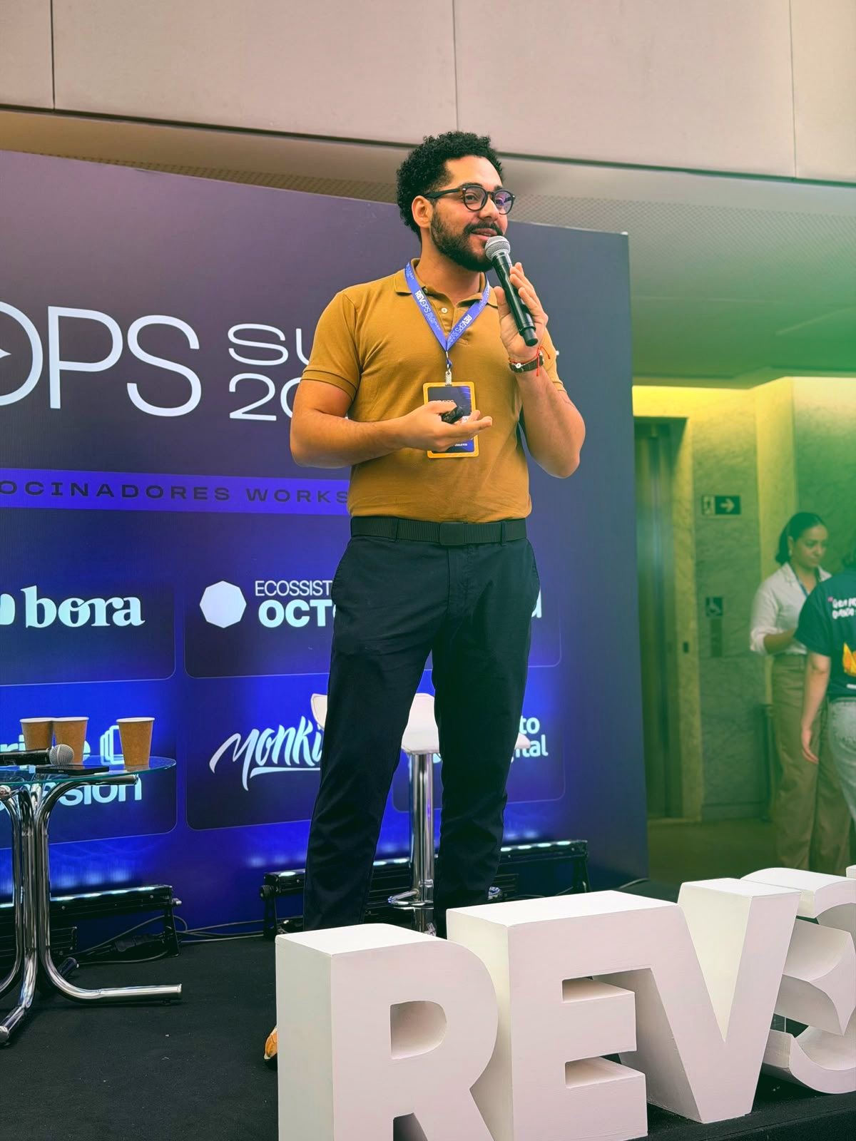 Lucas Sousa falando para uma plateia no RevOps Summit 2026