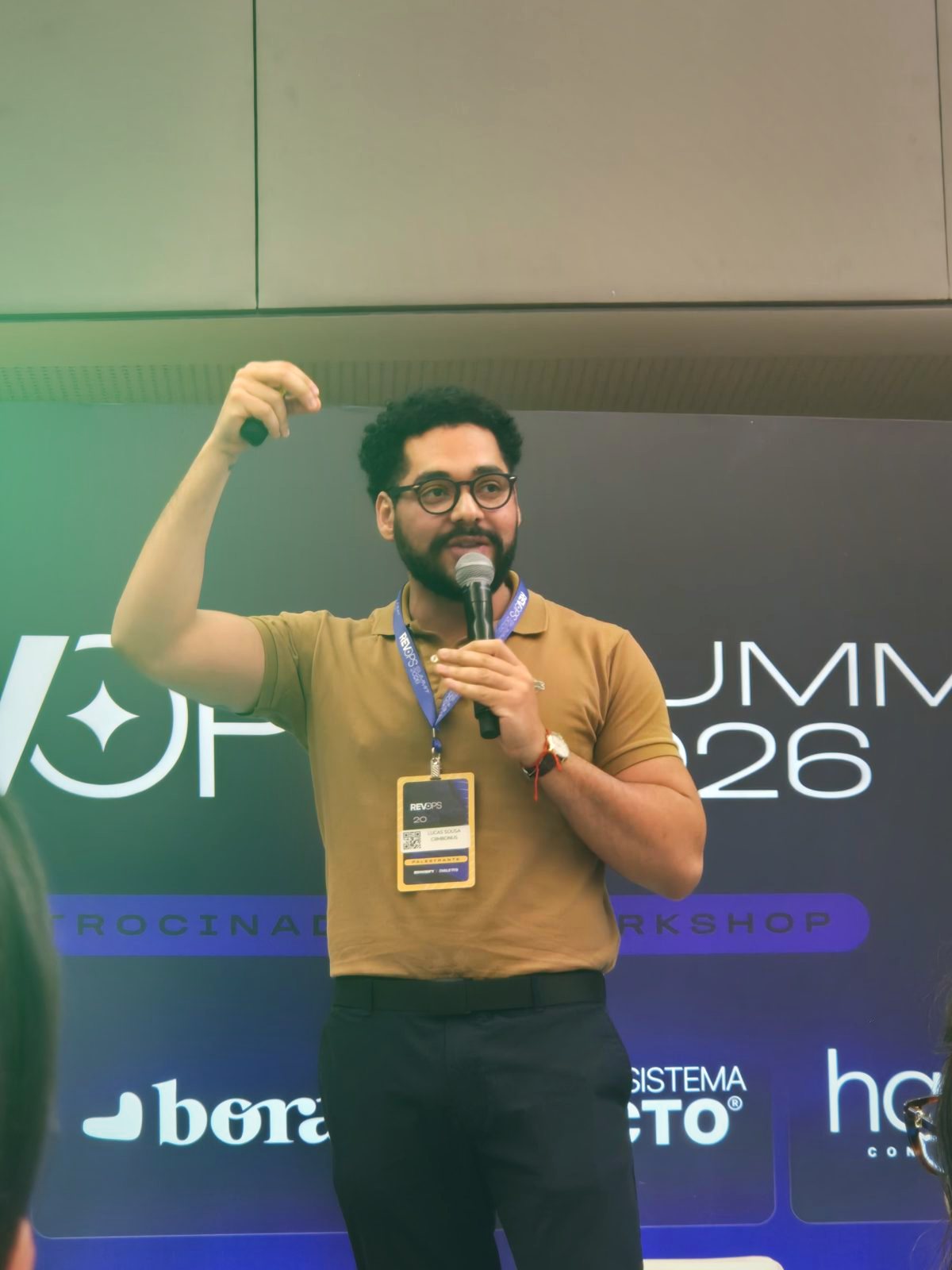 Lucas Sousa, founder da ABM Experts Brasil, palestrando no RevOps Summit 2026