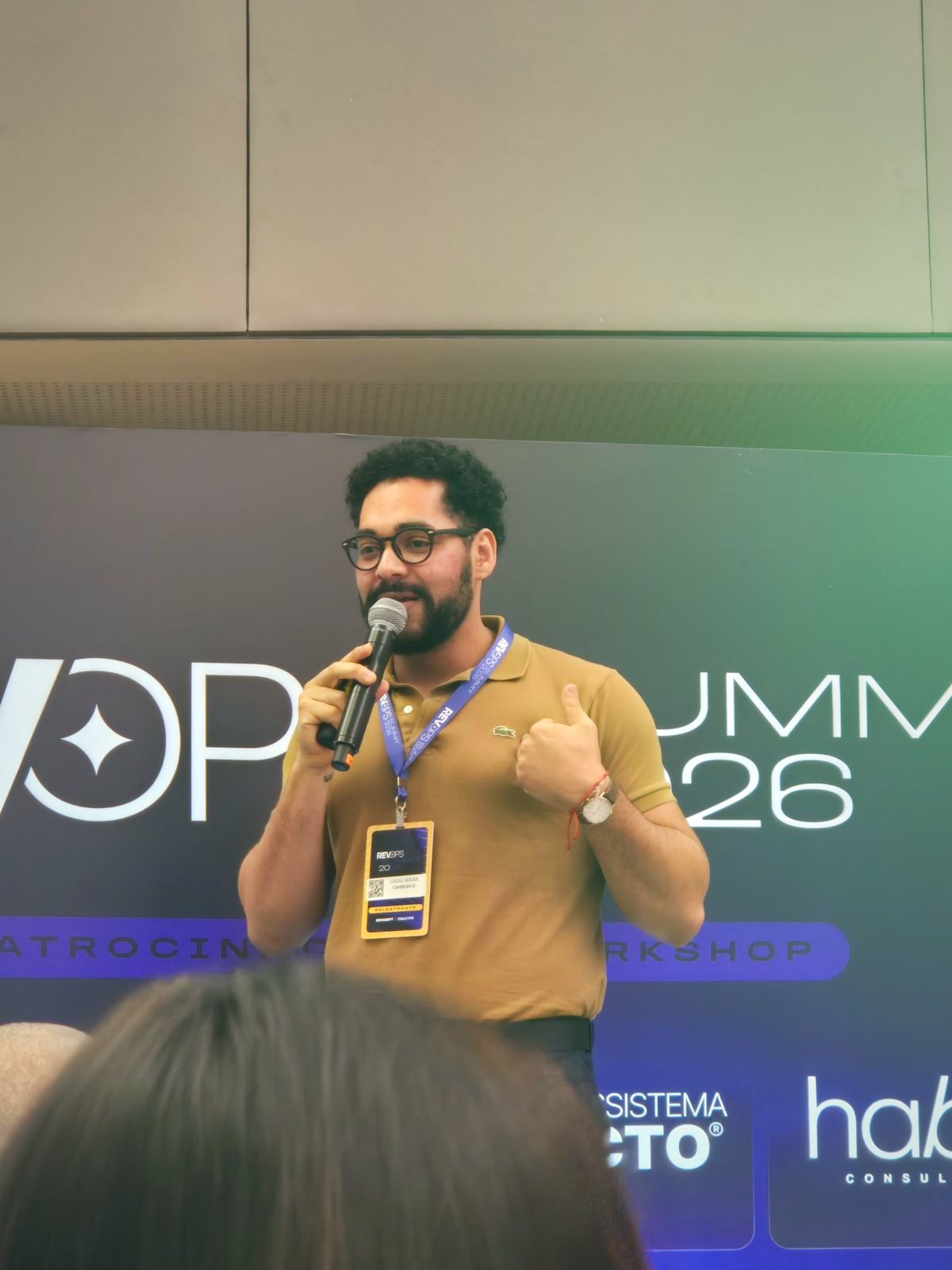 Lucas Sousa no palco do RevOps Summit 2026