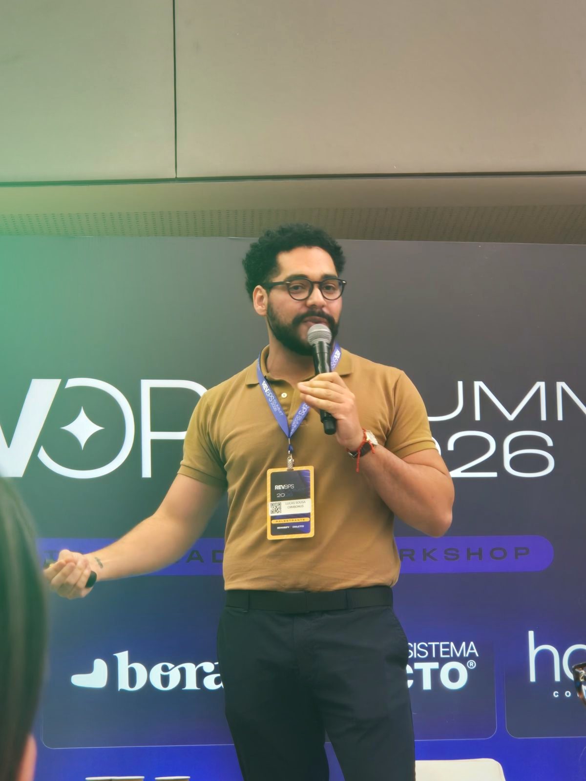 Lucas Sousa palestrando no RevOps Summit 2026