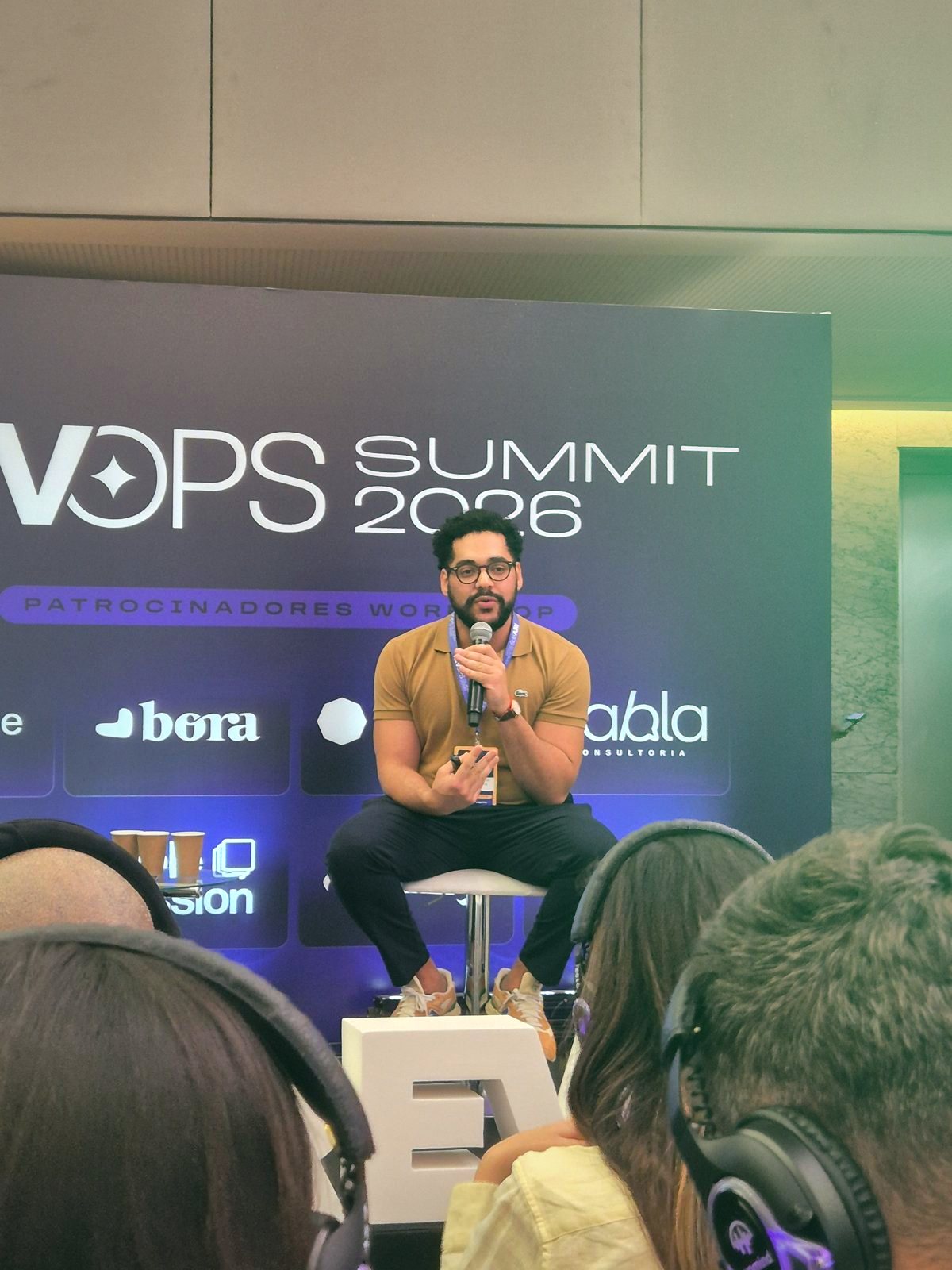 Lucas Sousa conduzindo uma conversa no RevOps Summit 2026